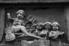 Pézenas (34). Les anges musiciens, bas-relief